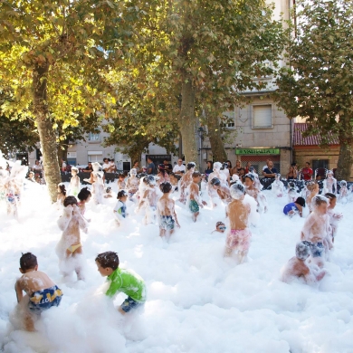 Festa da Espuma realizada polo CCA Ourense na praza das mercedes con motivo da volta o cole