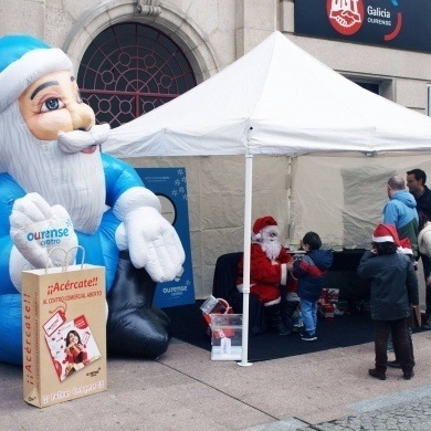 Papa noel entregando as peixeiras a un neno