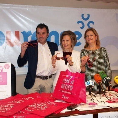 Presentación de la iniciativa solidaria que llevará a cabo, por tercer año consecutivo el Centro Comercial Aberto y AECC Ourense.