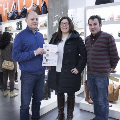 Entrega del premio de O Xogo do Nadal a la ganadora del sorteo