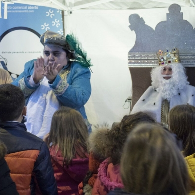 El rei Melchor visita a los niños de Ourense