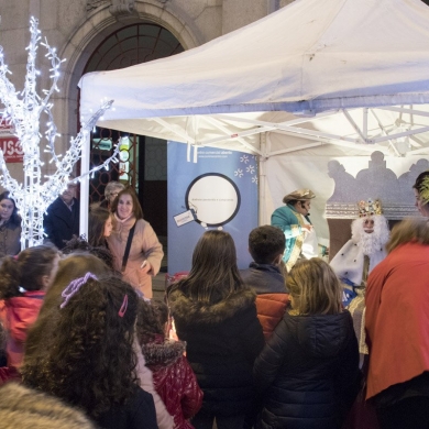 El rei Melchor visita a los niños de Ourense