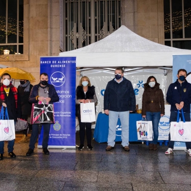 El CCA Ourense Centro organizo con el Banco de Alimentos de Ourense una jornada de recogida en Rua do Paseo