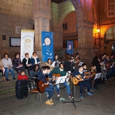 Voces Amigas congregou a un animado público na Praza Maior durante o concerto de Nadal do CCA