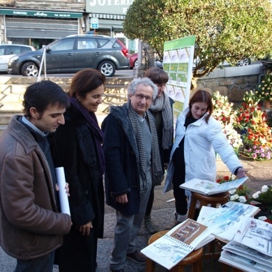 Ourense centro promueve en la plaza de abastos un maratón de dibujo al aire libre.