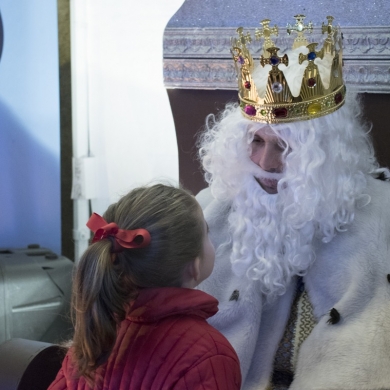 El Rey Melchor visita a los ninos de Ourense